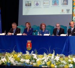 Doña Sofía en la mesa presidencial junto a la presidenta de la Junta de Comunidades de Castilla-La Mancha, el secretario de Estado de la Seguridad Soc